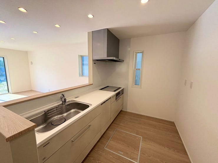 白いIHシステムキッチンが映える、明るく開放的な空間。
シンプルで美しいデザインと高い機能性を兼ね備えています。
家族との会話を楽しみながら料理ができるキッチンです。