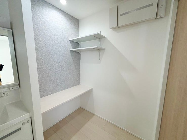 洗面所には、洗面台の隣に便利な収納スペースを設置。
棚付きのため、タオルや洗剤、スキンケア用品などを見やすく整理でき、日々の支度がスムーズになります。