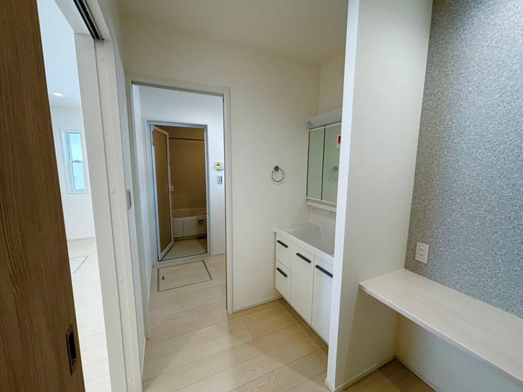 広々とした洗面室にはカウンタースペース付き。
メイクやスキンケアなど毎日の身支度が特別な時間になります。