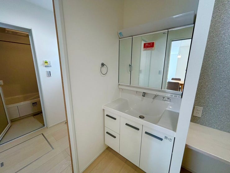 洗面台には存在感のある大きな鏡を採用しており、朝の身支度やメイクがしやすい、明るく開放的な空間。
収納スペース洗面用品や小物をすっきりと片づけられ、常に清潔感のある洗面所を保つことができます。