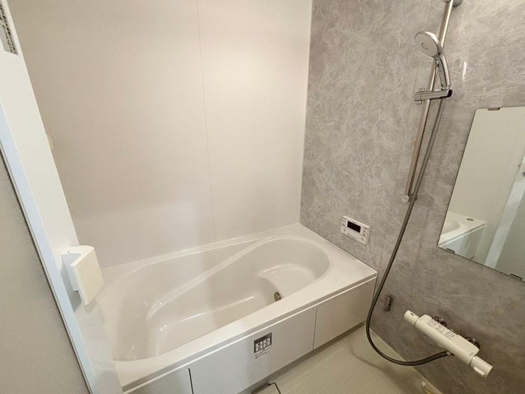 ゆったりとくつろげる腰掛浴槽タイプ。
半身浴も楽しめて、毎日のバスタイムが心地よいひとときに。