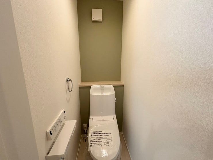やわらかい色合いのアクセントクロスの1階 トイレ