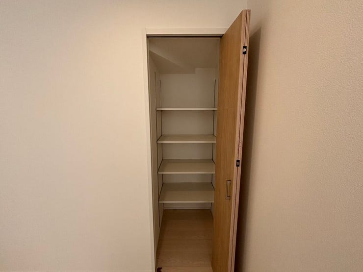 2階の廊下には便利な収納スペースを設置。
家族共用のストック品や掃除用具、季節物などをまとめてしまえるため、各居室をすっきり保つことができます。