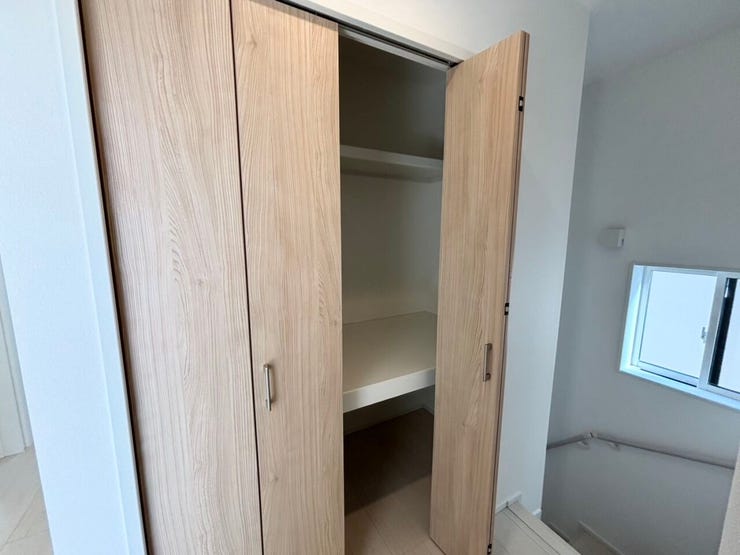 通路スペースを有効活用した、暮らしに嬉しい機能的な収納です。