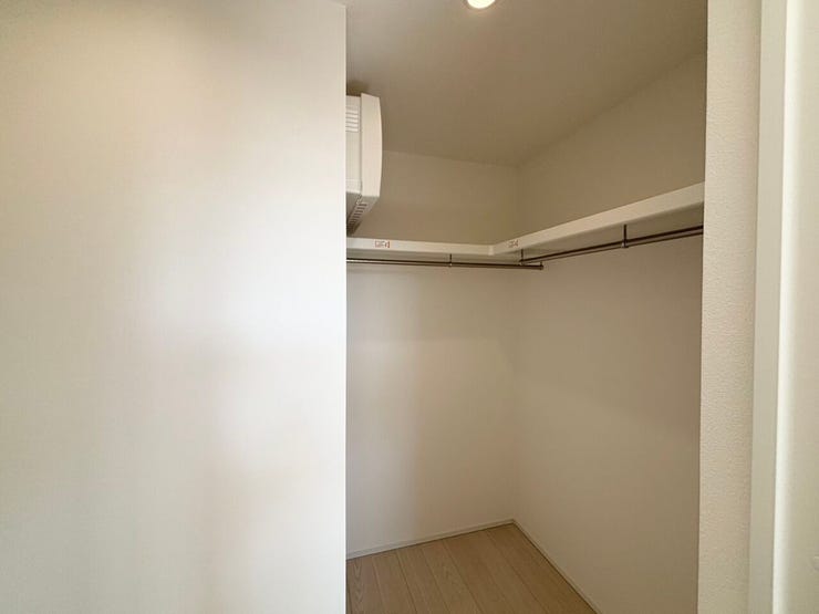 衣類はもちろん、季節物やバッグ、布団などもすっきりと収納でき、お部屋を広く美しく保つことができます。