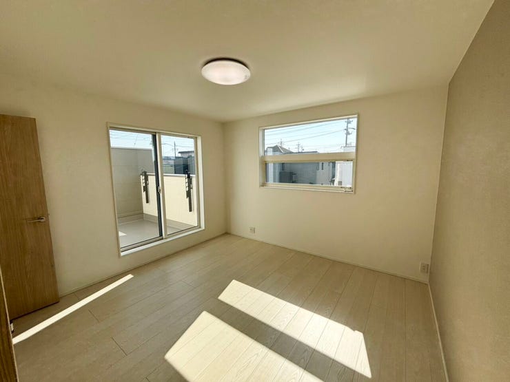 二面採光により光が心地よく入り込む、明るく開放的な空間です。
バルコニーへ直接出られる設計で、朝の換気やちょっとした外干しにも便利。