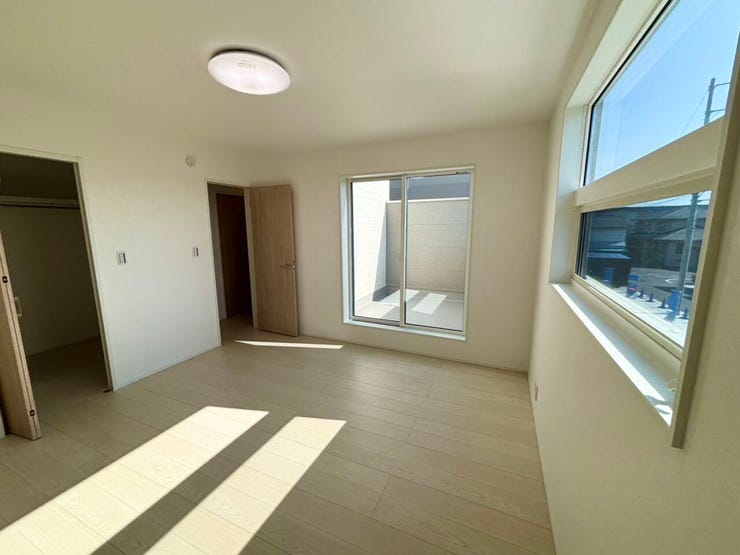 2階 洋室(8帖)からはバルコニーへ出入りも出入りできます。たっぷり自然光が差し込む明るいお部屋です。