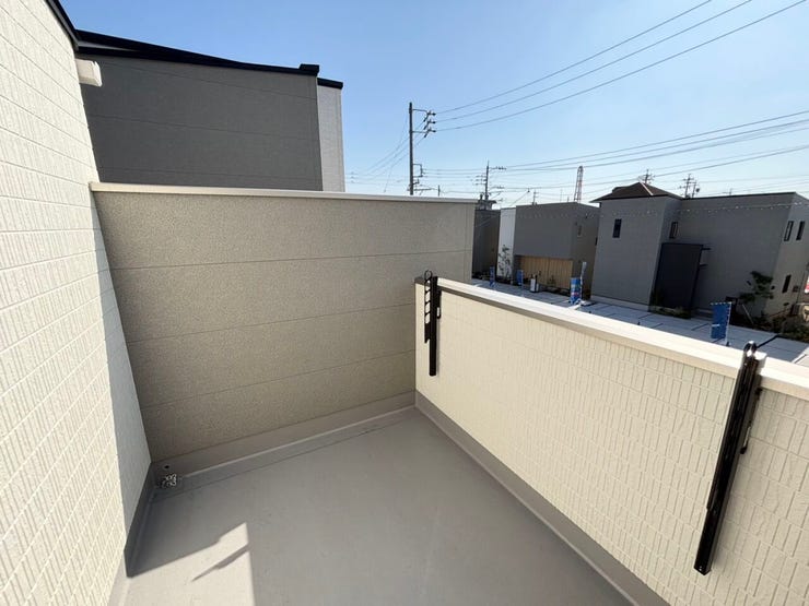 バルコニーは陽当りが良く、心地よい光が差し込む開放的な空間です。
洗濯物がよく乾くのはもちろん、ちょっとした気分転換や植物の手入れにもぴったり。