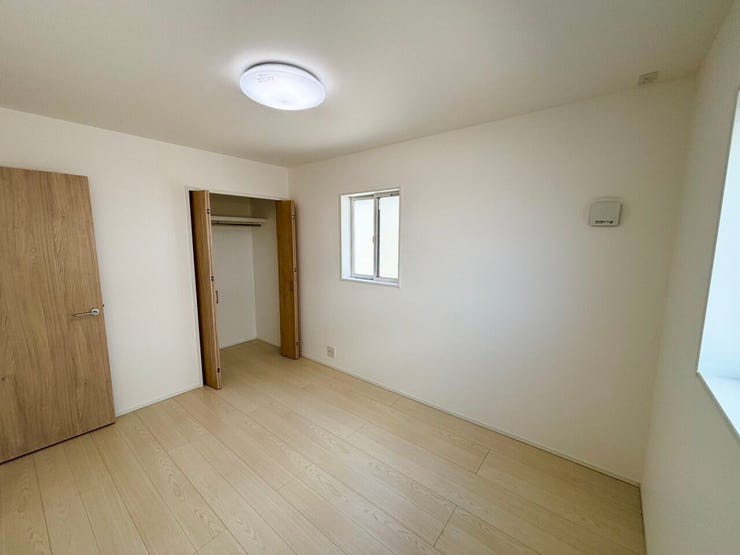 2階の6帖洋室は、二面採光により明るさと開放感が魅力の空間です。
自然光がたっぷりと差し込み、日中は電気をつけずとも快適に過ごせます。風通しも良く、心地よい住環境が整っています。