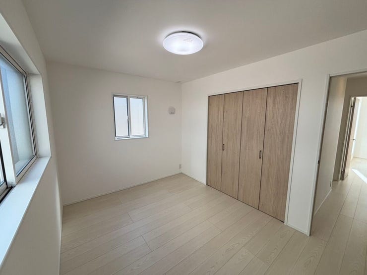 2階洋室6帖。子ども部屋や書斎、趣味の部屋など、多用途に使いやすい一室です。