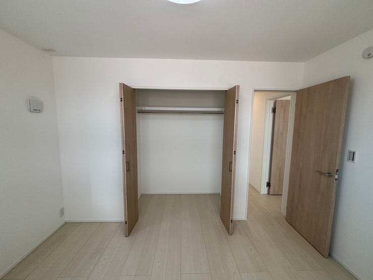 居室には使い勝手の良いクローゼットを設置。
衣類や日用品を整理しやすく、室内をすっきりと保てる収納力が魅力です。