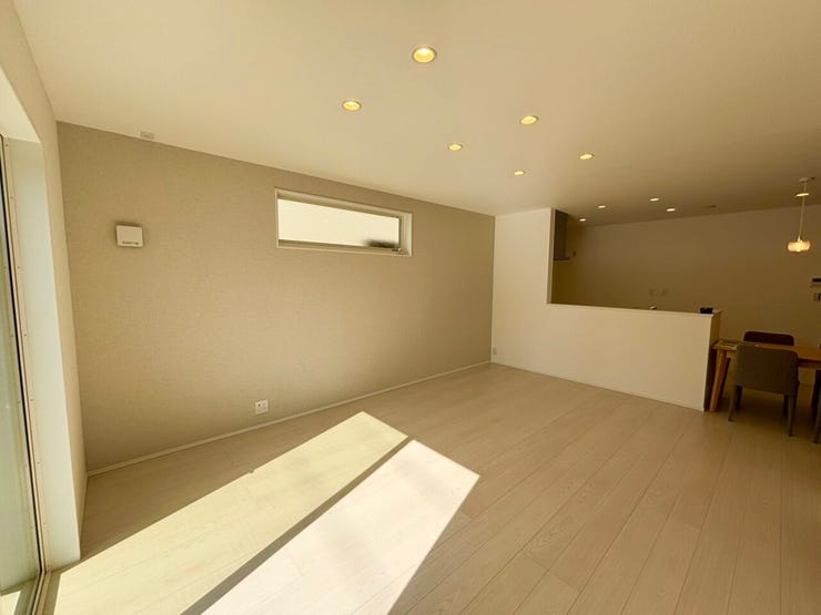 広々とした南向きの20帖のリビングには、たっぷりと自然光が差し込み、明るくあたたかな空間です。