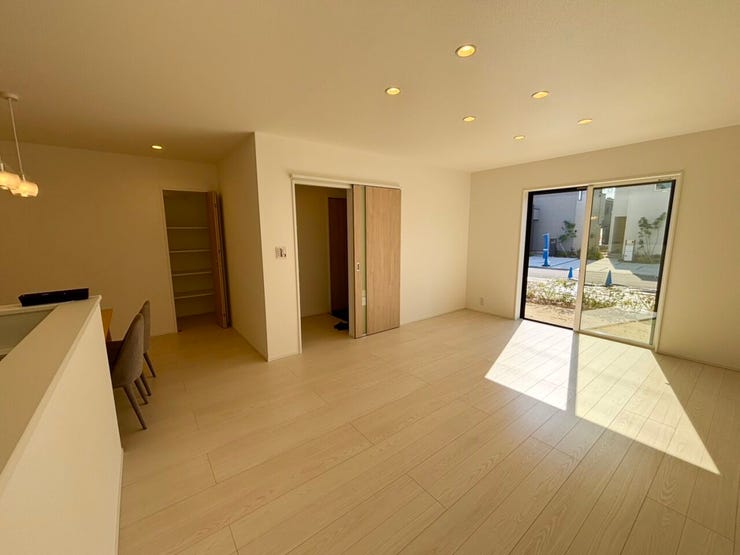 20帖の広々としたリビングは、家族が自然と集まる開放的な空間です。
室内は柔らかい色味でまとめられており、落ち着きと温かみを感じる居心地の良い雰囲気に仕上がっています。