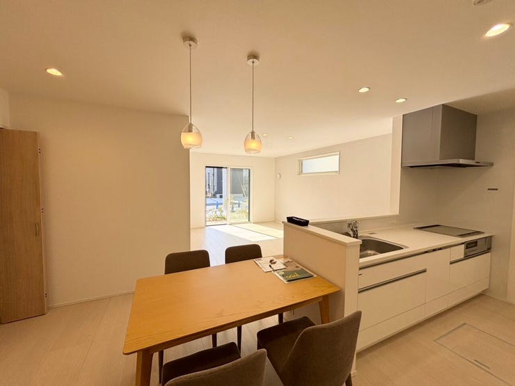 リビングやダイニングが見渡せる対面キッチン。
お料理をしながらゆったりとした会話の時間を楽しめます♪