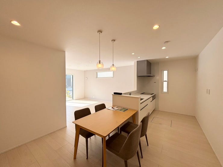 ダイニングスペースには、空間のアクセントとなるペンダントライトを採用。
柔らかな灯りがテーブルをやさしく照らし、家族団らんの時間をより心地よいものにしてくれます。