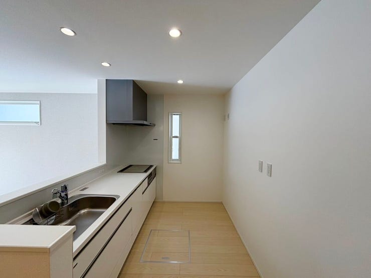 清潔感あふれる白を基調としたシステムキッチン。
スタイリッシュで明るい印象のキッチンは、空間を広く見せてくれるだけでなく、インテリアとも調和しやすいデザインです。
