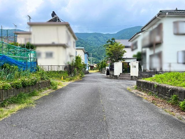幅員約4.6mです。普通車が1台通れる幅です。大型車の通行が少ないので、振動や騒音が抑えられます。
