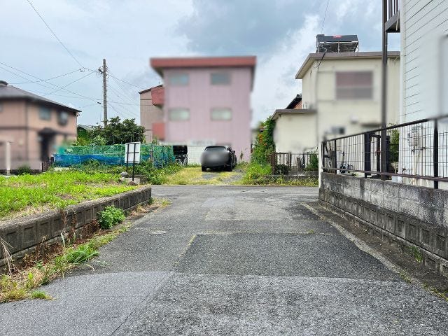 幅員約4.5mです。車1台が余裕を持って通れます。車はスピードを控えるので事故率が軽減できます。