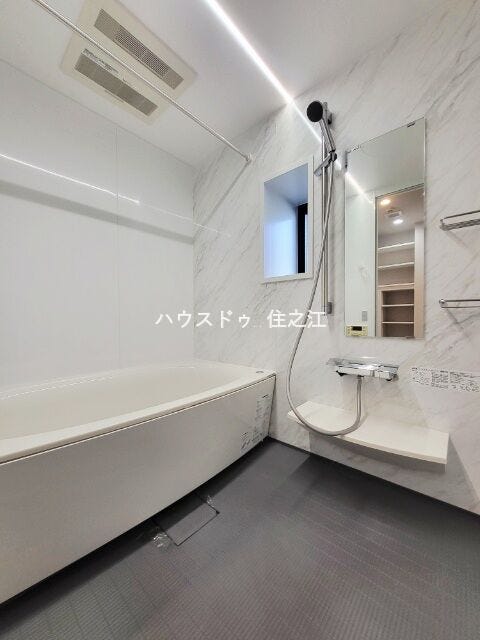 お子様と一緒にバスタイムを楽しめる広々浴室