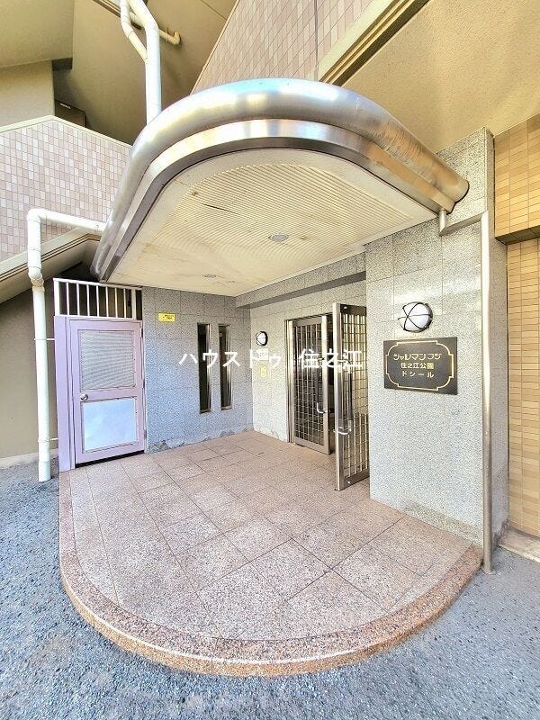 ★エントランスには庇(屋根)がございますので雨の日も安心♪