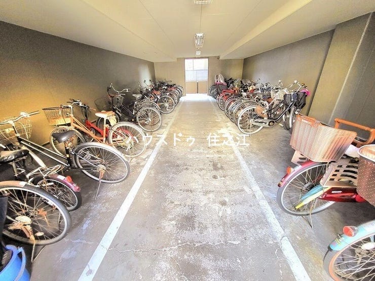 ★屋根付きの駐輪場ですので雨の日も安心。サドルが濡れる事も無いですね!