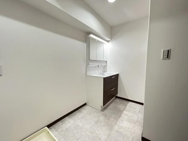 ゆったりとした広さの洗面室。
脱衣や洗濯作業も快適に行えます。