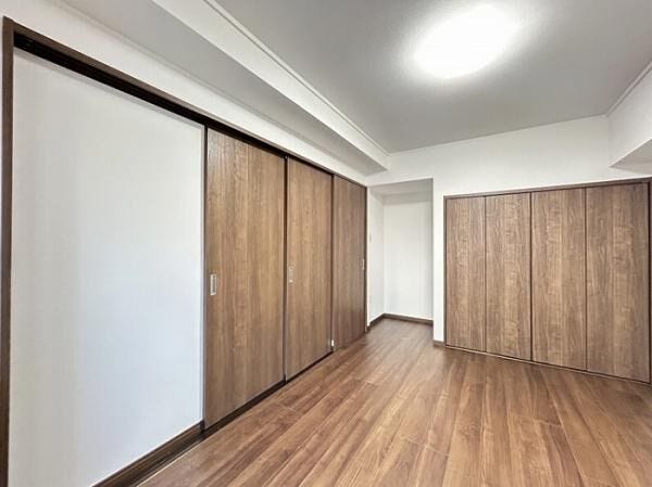 東側 洋室(6帖)
たっぷり収納できるクローゼット付き☆