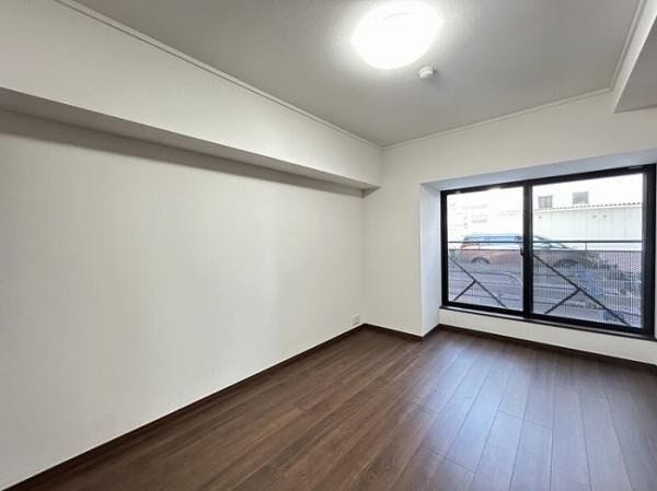 東側 洋室(6帖)
大きな窓から自然光が差し込む洋室