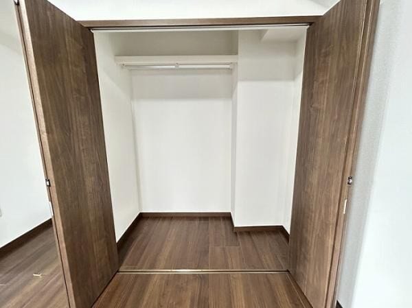 東側 洋室(6帖)
奥行きのあるクローゼットはお洋服だけでなく、スーツケースなども収納できます。