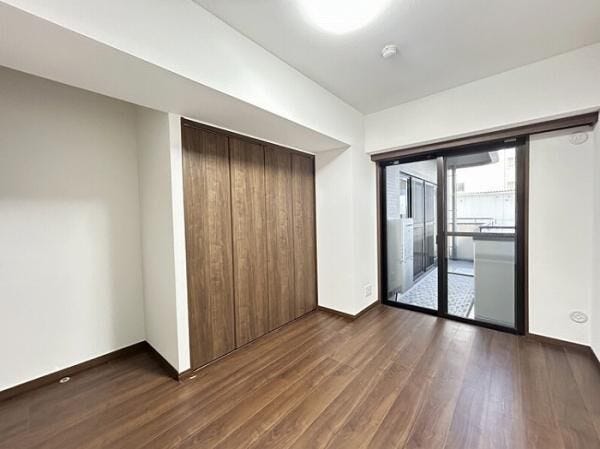 洋室(6帖)
こちらのお部屋からはバルコニーへ出入りできます。収納もありゆとりある広さです♪