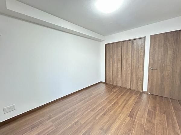 洋室(7帖)
こちらのお部屋からはバルコニーへ出入りできます☆