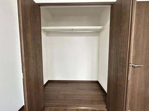 洋室(6帖)
たっぷりお洋服をかけて収納することができます。