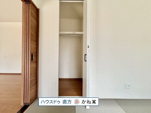 和室に収納スペースがあります。