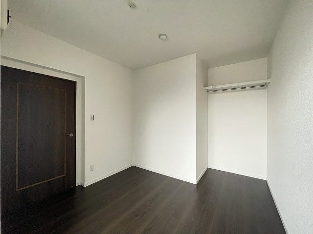 【private room】
北西側のお部屋。お洒落なオープンクローゼットでお洋服もインテリアの一部に♪