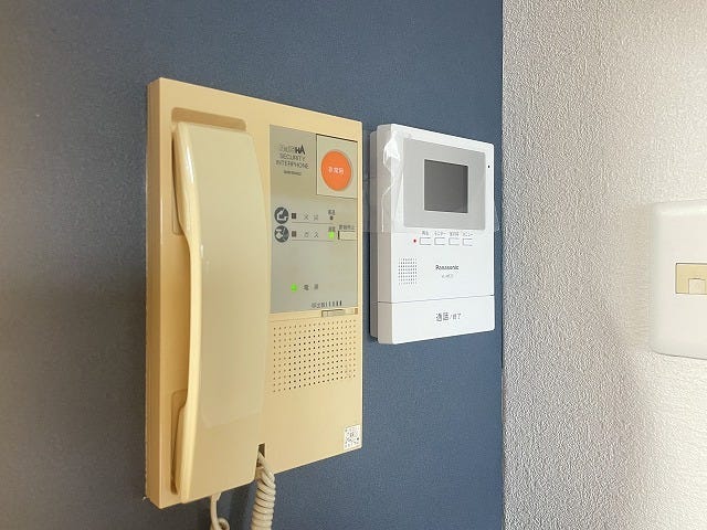 【TV monitor phone】
モニターホン付きで来訪者がわかり、安心です♪