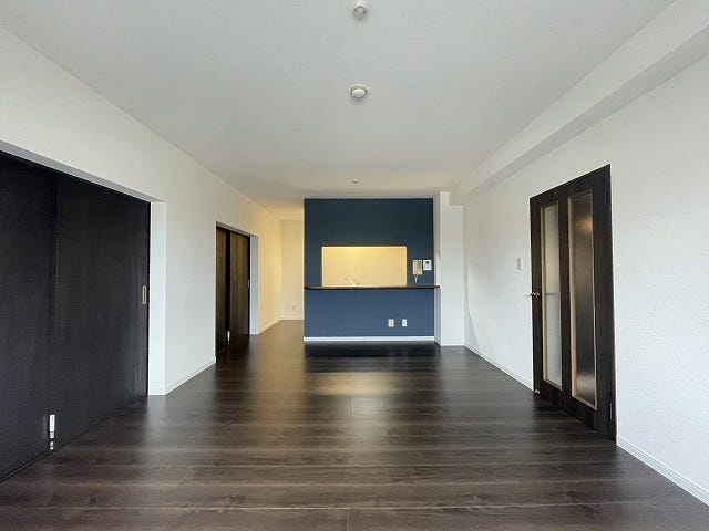 【living room】
アクセントクロスが映える、ご家族団らんの場となるリビング♪広々と開放的な空間です^^