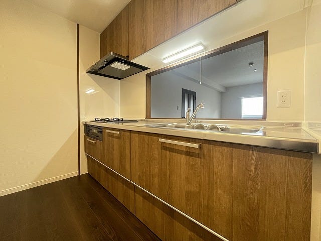 【kitchen】
リビングで遊ぶお子様やくつろぐご家族と会話しながらお料理ができるカウンターキッチン♪