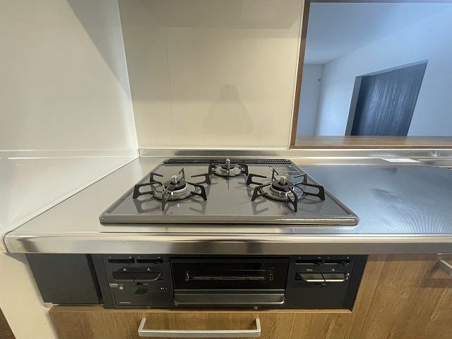 【Gas stove】
ガスコンロで火力充分♪3つ口コンロでお料理も時短へ♪