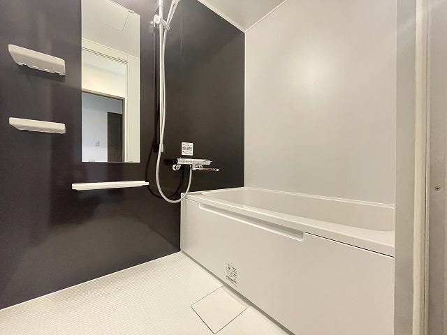 【bath room】
浴室新品交換で快適な入浴タイム♪モノトーンなシンプルデザインで癒しの空間です^^