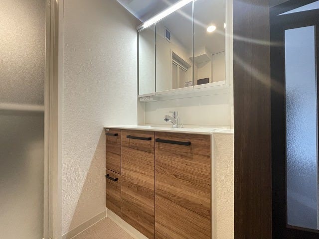 【dressing room】
温かみのあるウッド調の洗面台。三面鏡で収納スペース充分です^^