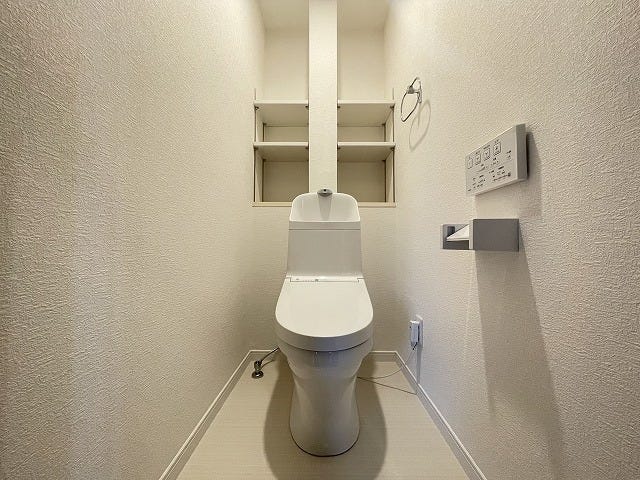 【restroom】
収納棚が多く、タオル掛け、ペーパーホルダー付きのトイレ♪新品の温水洗浄便座付きトイレです^^