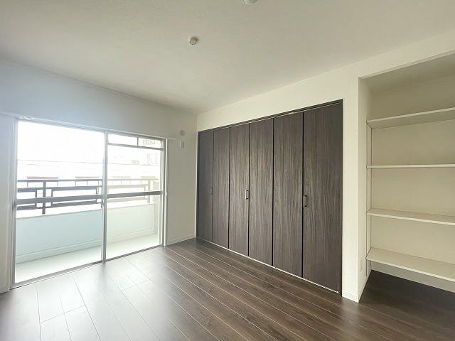 【private room】
南西側のお部屋。ダークブラウンのフローリングと白のクロスが、飽きない落ち着く空間を創り出しています!