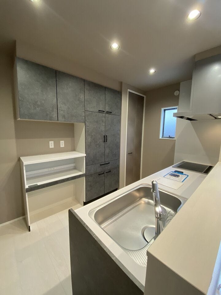 食器棚や多目的に使えるオシャレな棚付きのキッチン♪