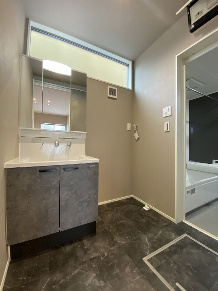 三面鏡の裏には十分な収納。LEDライトに照らされながら毎日のメイク・セット・スキンケア、使う度にモチベーションを上げてくれる素敵な空間です♪