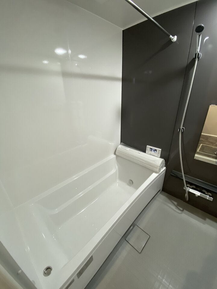 1日の疲れを癒すユニットバス。清潔感が溢れるシンプルですっきりとしたデザイン。半身浴も楽しめるバスタブが心地よさをもたらします♪