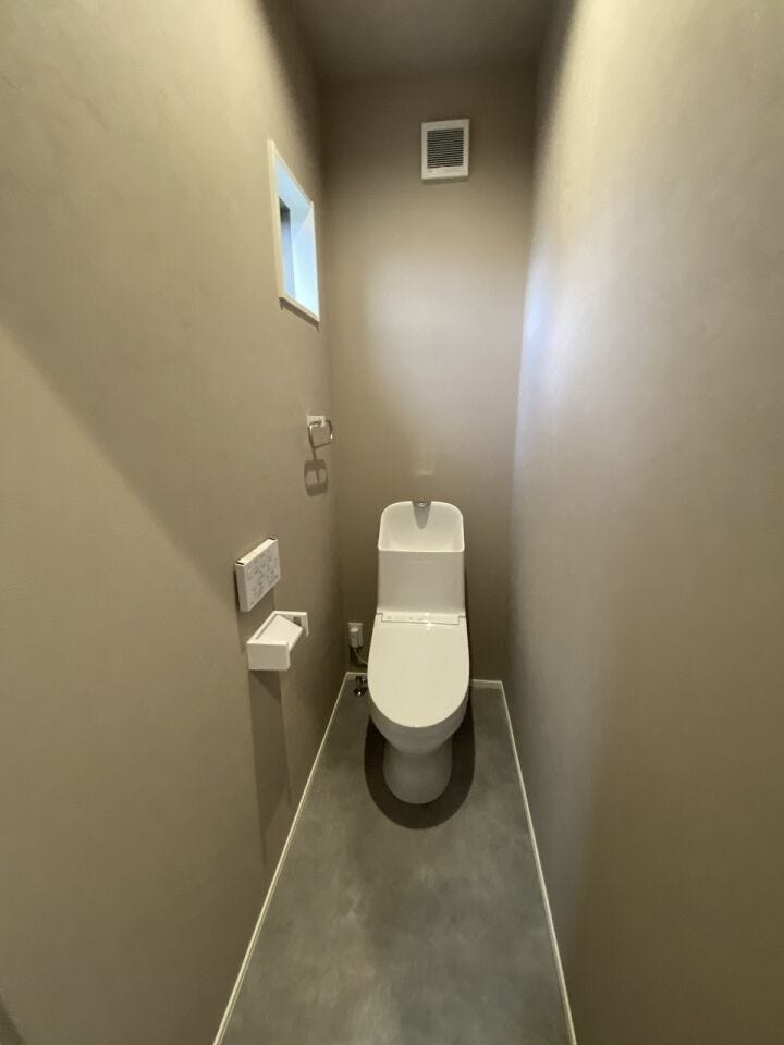 三大水回りの一つ…トイレは生活に欠かせない空間。シンプルで清潔感のある空間をご体感していただけます♪