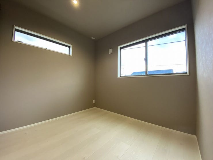 家族一人ひとりの大切なプライベート空間。趣味・感性で個性的に飾って頂けるようシンプルに仕上げてあります。収納をしっかり確保しているので、空間にさらなるゆとりが生まれます♪