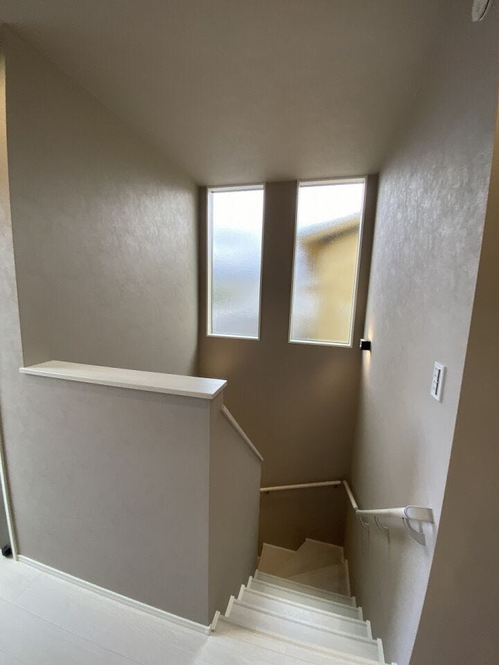 飽きのこないデザインの廊下で毎日を明るく彩ってくれます♪