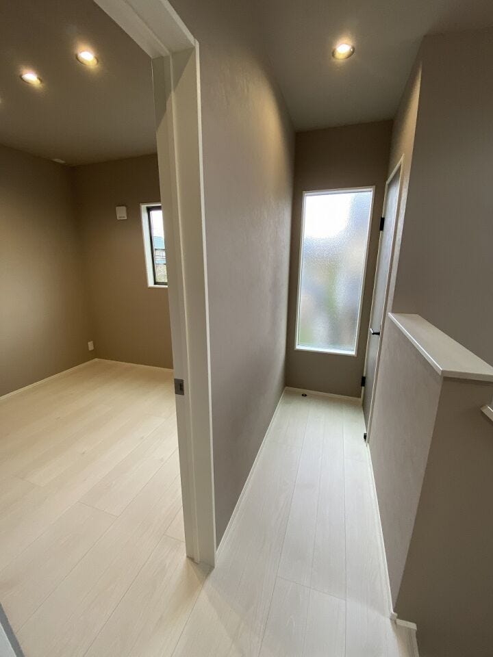 家族のプライベート、ドライヤーのブワーの音も遮ってくれるのはこの廊下の恩恵です♪