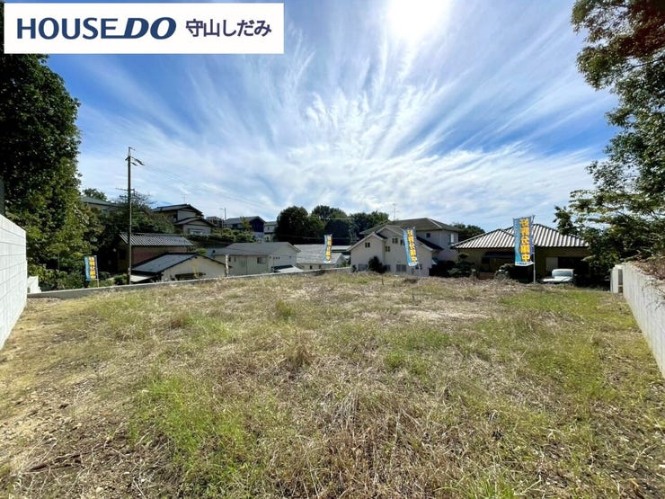 【南向き】太陽の光をたっぷりと浴びることができ、冬は暖かく、夏は爽やかな風が通り抜ける、心地よい空間が広がります。日当たりが良いため、室内が自然に明るく、庭やバルコニーでのリラックスタイムも充実です。